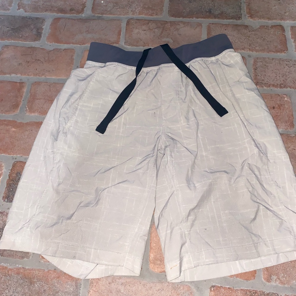 Lululemon men’s medium CORE SHORT liner less 11in